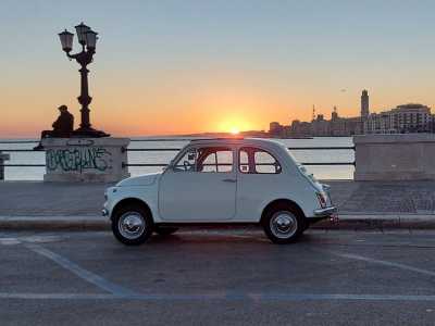 ...e quella di una vecchia Fiat 500 illuminata sul lungomare (di Francesca)...